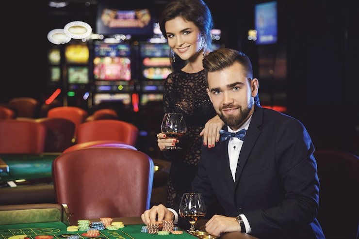 Tampilan meja Texas Hold'em Bonus di king slot dengan dealer live dan antarmuka permainan